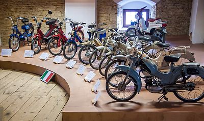 Příklad ze souborů evropské produkce: italské mopedy ve třetím podlaží muzea