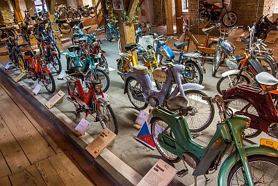 Rozličné modely mopedů Jawetta, Babetta a Manet Korado jsou ve třetím podlaží muzea