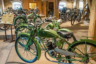 Srdcem muzea je v 1. patře rozsáhlá kolekce motokol s motory Sachs 98 z třicátých let, většinou s původním lakováním